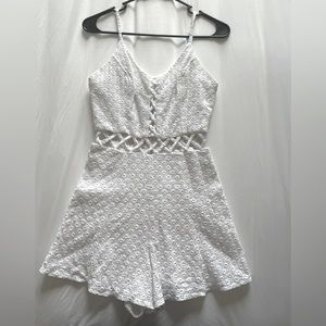 Romper off white beautiful and all in lace, perfect for hot days.